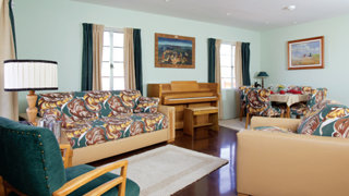 フェニックスにあるL. ロン ハバードの家のリビングとダイニング。家具、内装などは彼がここに住み、人間の精神について研究していた頃のままに、すべて復元されています。